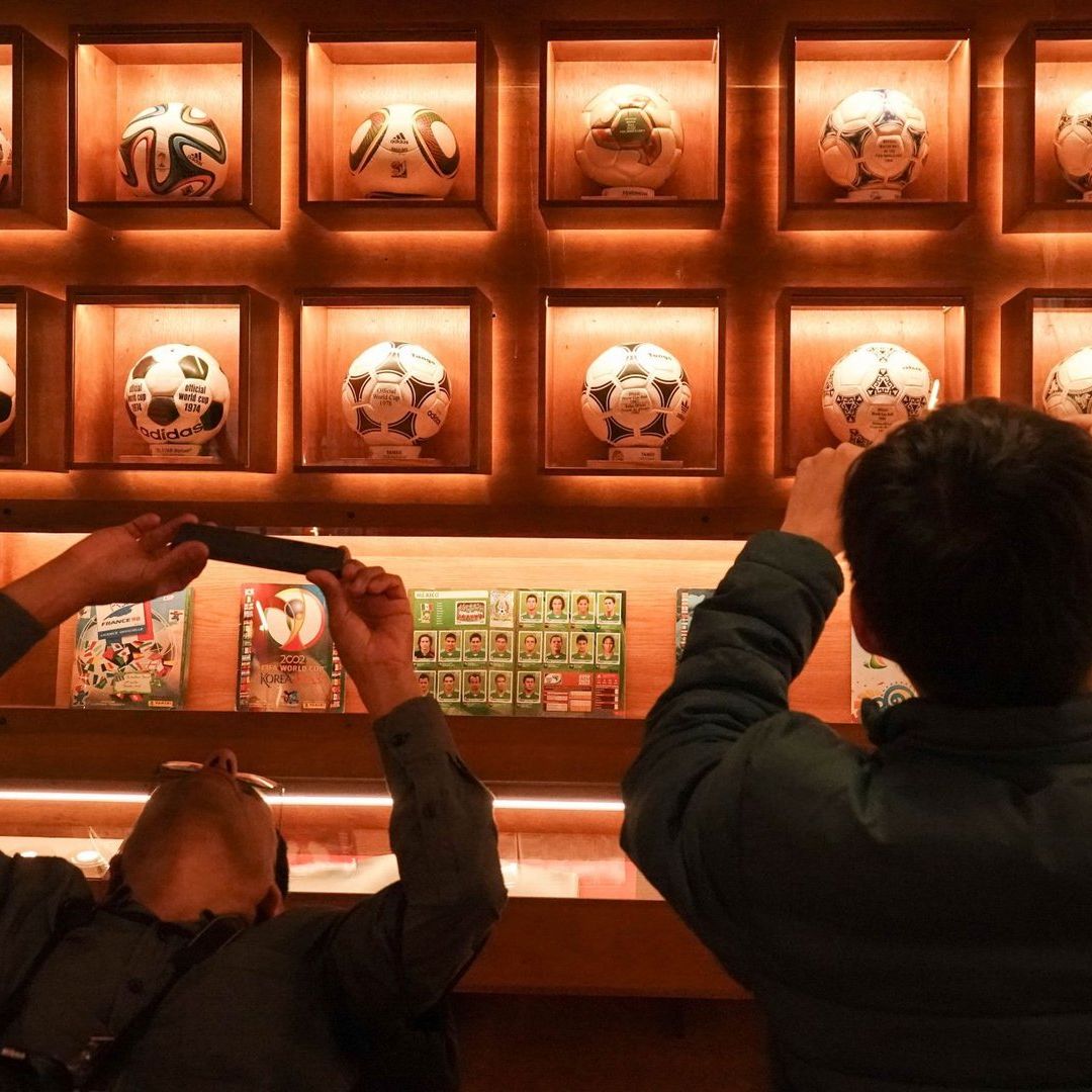 La exposición invita a reflexionar sobre el fútbol, tanto lo bueno como lo malo